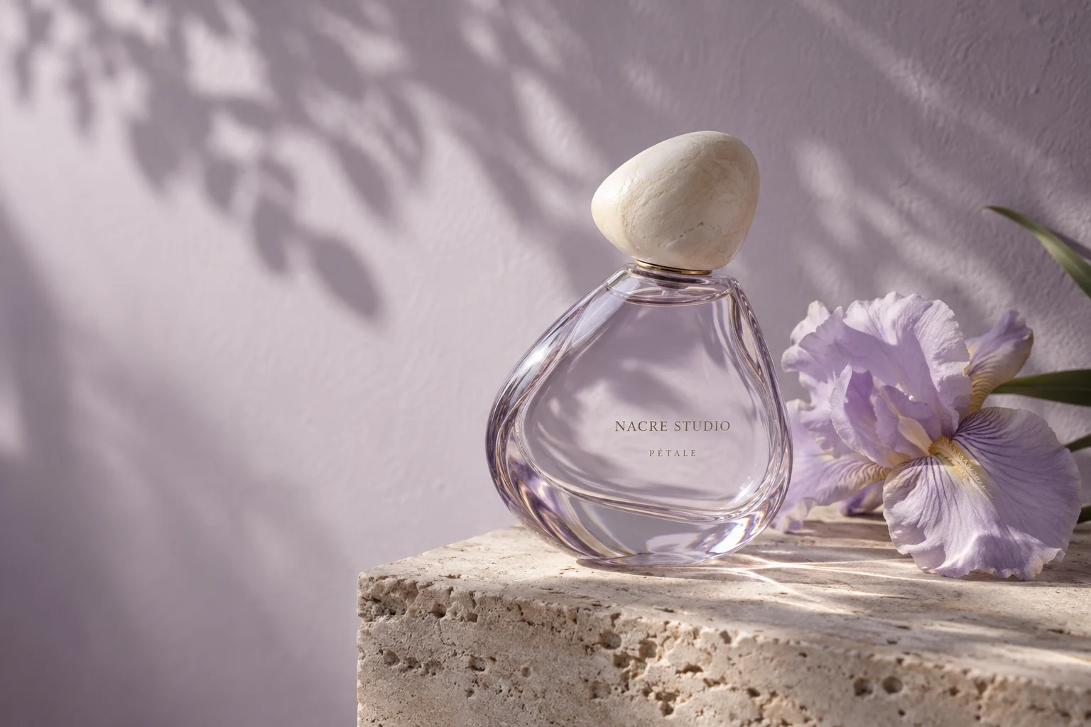 Flacon fictif Nacre Studio Pétale, verre lilas, pierre claire et fleur